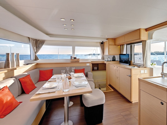 Lagoon 450 S - salon / Photo: Nicolas Claris