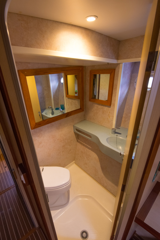 WC / shower in the double cabin